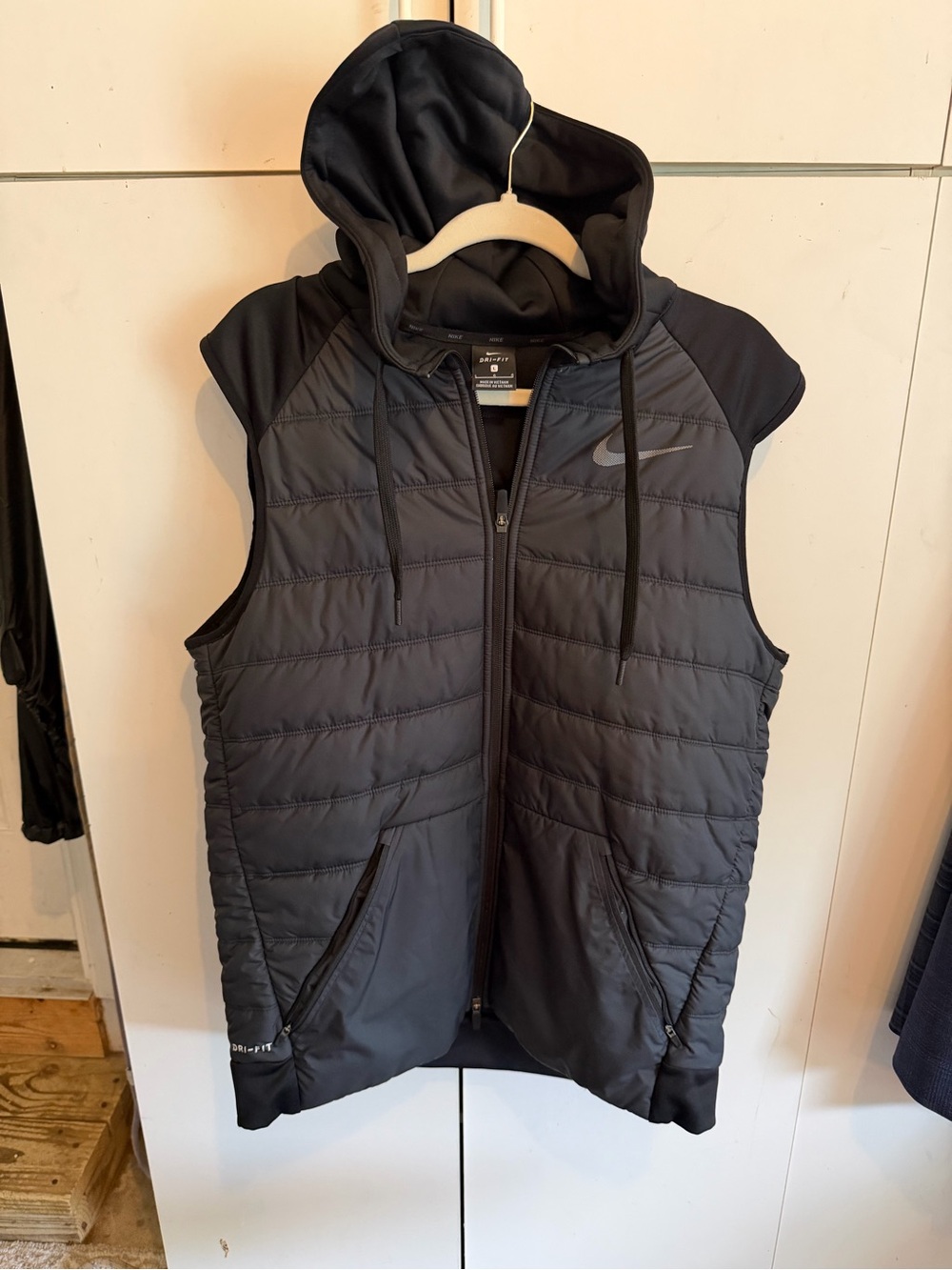 Nike Men’s Black Quilted Dri-Fit Hooded Vest Size large